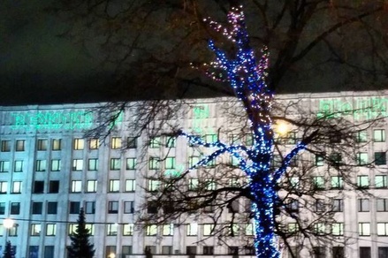 Здание Минобороны украсили новогодней иллюминацией с надписью «вежливые люди»
