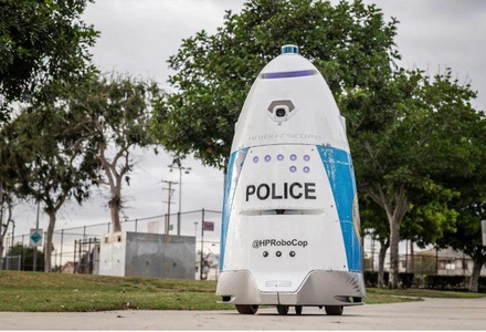 В США робот-полицейский потребовал «убраться с дороги» попросившую о помощи женщину