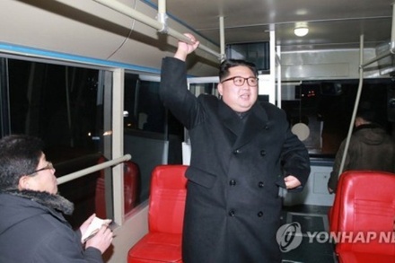 Ким Чен Ын прокатился на новом троллейбусе по ночному Пхеньяну