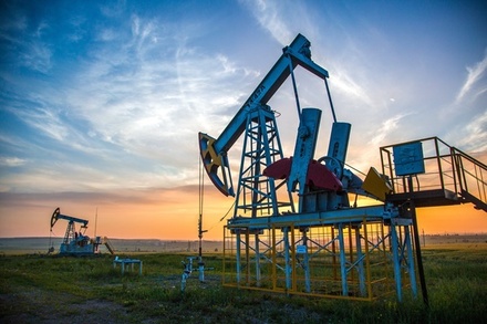 Нефть дешевеет на фоне укрепления доллара и ожидания данных по запасам в США