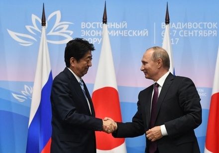 Синдзо Абэ и Владимир Путин условились «своими руками» подписать мирный договор
