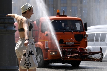 Власти Подмосковья рассказали о поливке дорог из-за жары