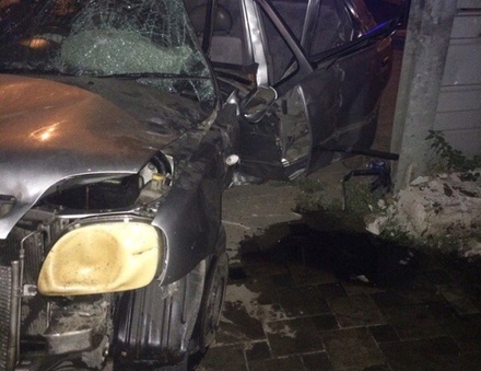 Автомобиль протаранил автобусную остановку в Краснодаре