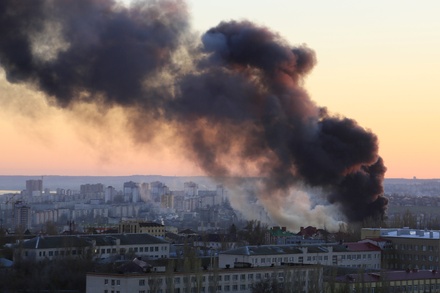 В школе Волгограда отменили занятия из-за пожара на складе с химикатами