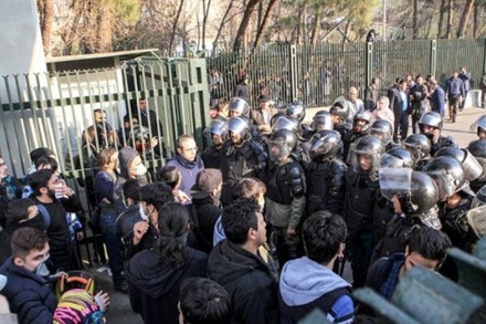 Во время беспорядков на акциях протеста в Иране погибли 10 человек