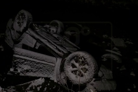 В интернете появилось видео ДТП с утонувшей в канаве машиной в Подмосковье