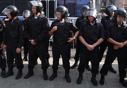 На участника митинга в центре Москвы завели дело за насилие над полицейским