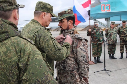 Начальник Генштаба ВС РФ наградил сирийского генерала за высадку десанта в тыл ИГ