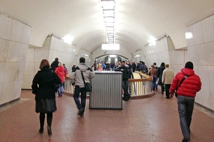 Женщина с ножевыми ранениями пришла за помощью на станцию метро «Лубянка»