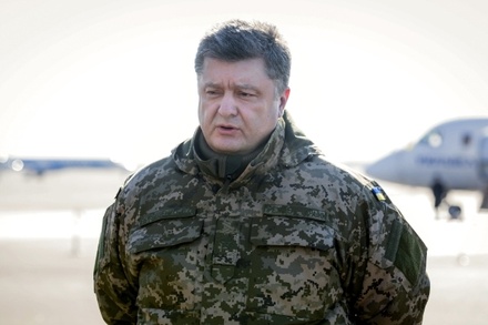 Порошенко пообещал премии военным, которые вывели технику из Дебальцева