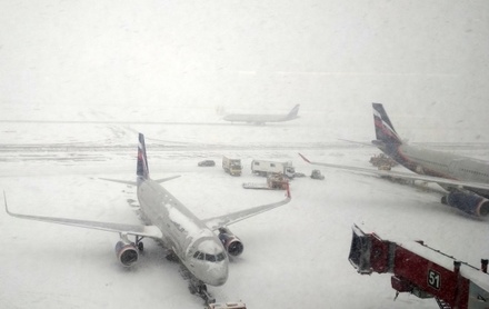 В Москве из-за снегопада задержано и отменено 53 рейса