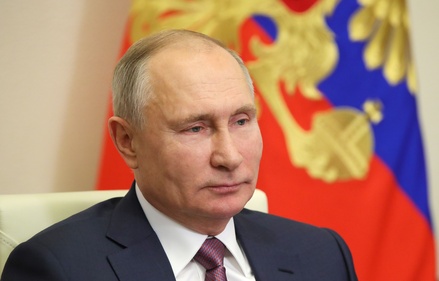 Путин поручил кабмину профинансировать трансляцию спектаклей в кинотеатрах