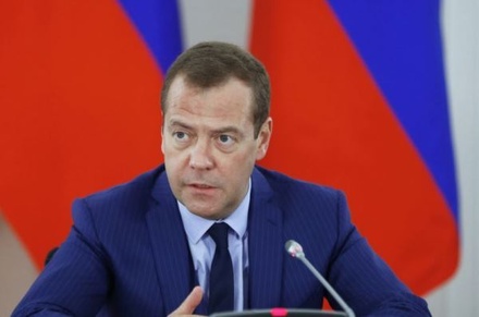 Медведев попросил губернаторов не жаловаться на жизнь