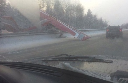 Легкомоторный самолёт аварийно приземлился на Ярославское шоссе в Подмосковье