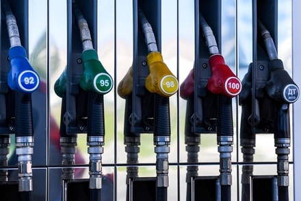 Нефтяники и НПЗ снизили оптовые цены на топливо