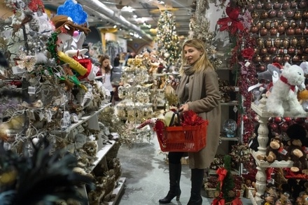 Москвичи в качестве подарков на Новый год ищут книги и «подарочные топоры»