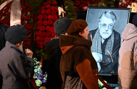 Урну с прахом Александра Ширвиндта захоронили на Новодевичьем кладбище