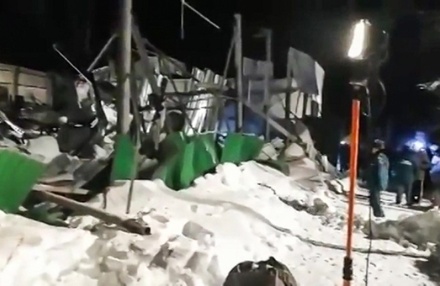 На крыше конного клуба под Новосибирском скопилось около 480 тонн снега