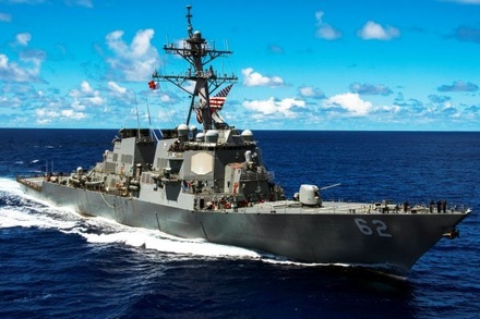 У берегов Японии продолжаются поиски 7 членов экипажа эсминца ВМС США