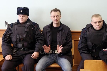 Навальному могут заменить условный срок реальным в случае выезда за границу