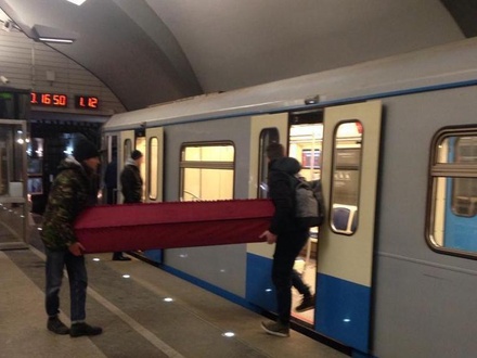 В метро Москвы объяснили перевозку гроба в вагоне