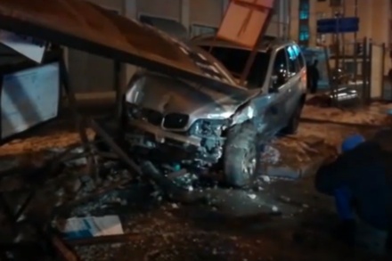 В Новой Москве автомобиль врезался в кафе