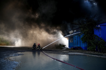 Крупный пожар на складе в Петербурге локализован