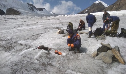 В горах Алтая обнаружили вмёрзшее в лёд тело альпиниста