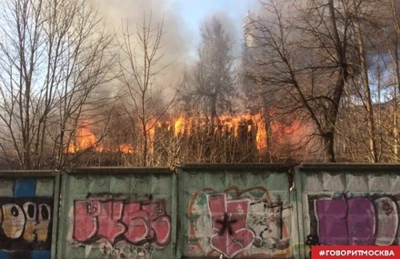 На севере Москвы загорелась бытовка