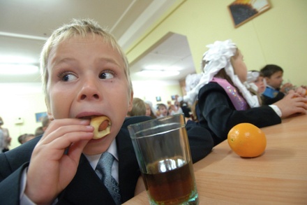 Онищенко объяснил причины «массового чувства голода» в российских школах