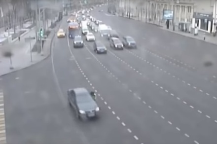 В Москве арестовали водителя, протащившего полицейского на двери машины