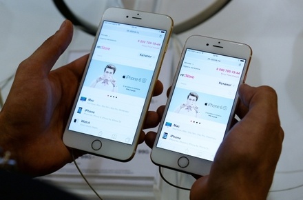 «Коммерсантъ»: в России готовят иски к Apple из-за замедления работы iPhone