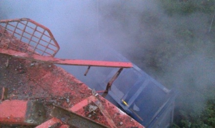 В Свердловской области грузовик упал с моста на рельсы