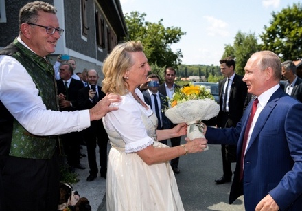 Владимир Путин назвал мужа главы МИДа Австрии «не чужим человеком»