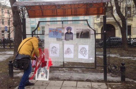 Художники со второй попытки устроили антивоенную выставку в центре Москвы