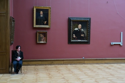 Арт-критик призвал заменить пожилых смотрительниц в музеях 