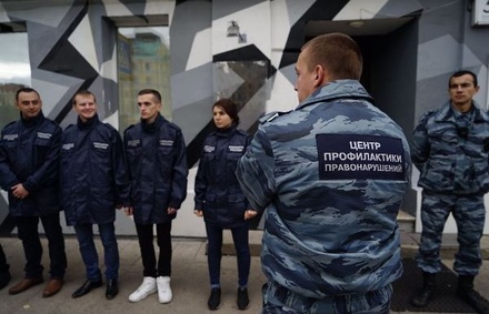 Активисты организации «Офицеры России» заблокировали Центр фотографии братьев Люмьер