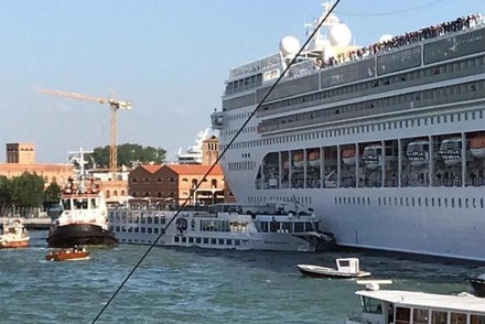 Круизный лайнер и туристический теплоход столкнулись в Венеции
