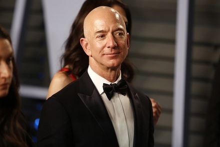 Forbes второй год подряд признал главу Amazon самым богатым в мире