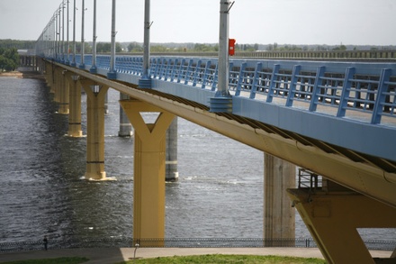 В Волгограде сотрудники ДПС не дали девушке спрыгнуть с моста