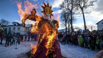 В РПЦ отстранённо отнеслись к ежегодному сжиганию «чучела зимы» как женского образа