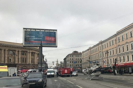 На месте взрыва в метро Петербурга работают 17 бригад скорой помощи