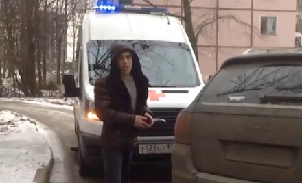 Водитель Porsche перекрыл дорогу скорой помощи в Петербурге
