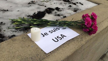 У посольства США в Москве появился плакат «Je suis USA»