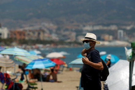 Иммунолог посмеялся над ношением масок на улице и на пляже