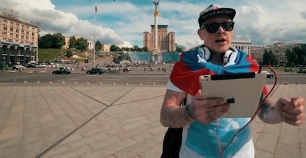 В центре Киева мужчина спел на спор гимн России