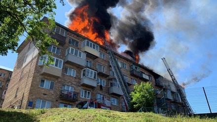 Жителей пятиэтажки во Владивостоке эвакуировали из-за пожара