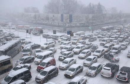 На дорогах Москвы из-за сильного снегопада ожидаются крупные заторы