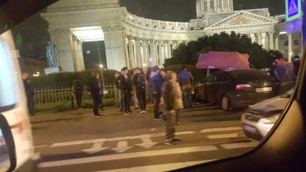 В центре Петербурга автомобиль сбил на тротуаре четырёх пешеходов