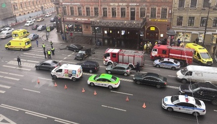 В центре Петербурга автомобиль вылетел на тротуар